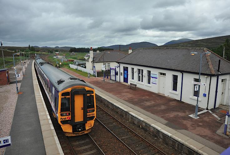 Train at Dalwhinnie station (view from the footbridge)