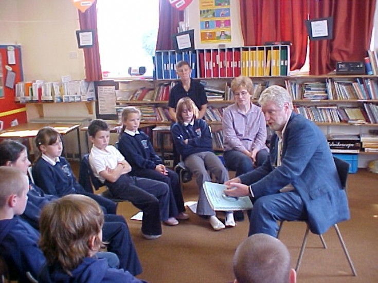 Mr.Iain MacDonald with Dalwhinnie Primary School pupils & teachers